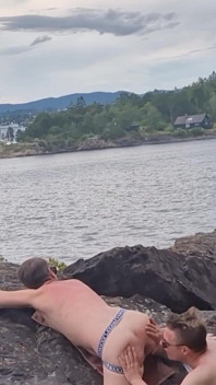 Kongkek berisiko di luar rumah di Pantai Bogel Gay Oslo homolulu! Bahagian 2