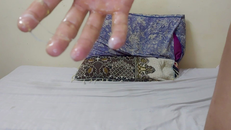 Usman Butt: Pákistánský sexy kluk plná sexy nálada masturbuje v místnosti