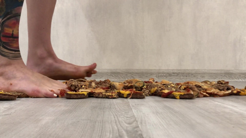 Footmodel Valery: Dövmeli kız Royl Burgers'i eziyor