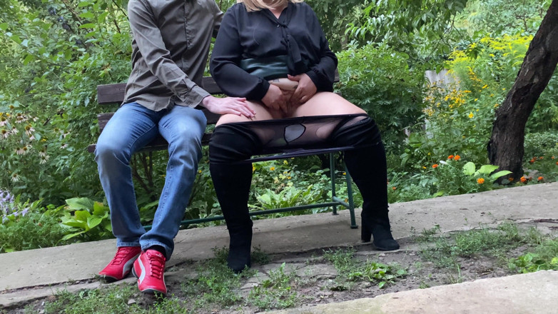OurFetishLife: Madrastra da regalo a su hijastro después de poderosos chorros...