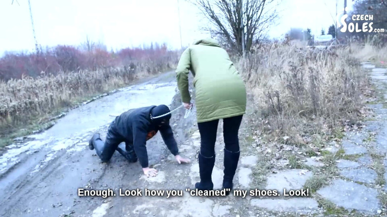 Czech Soles - foot fetish content: Caminando al perrito en el frío - botas adoración