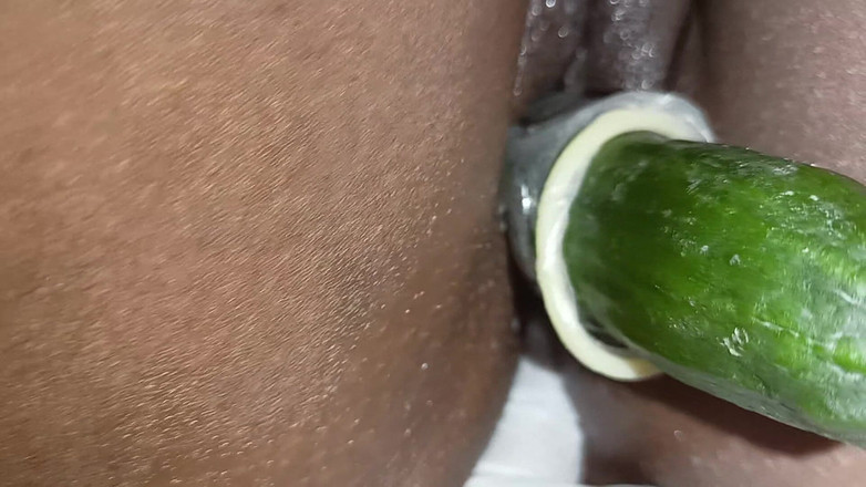 Faryal: 오이로 즐기는 데 실패