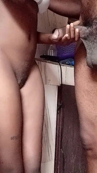 Çıplak Azgın Evli Kadın Kocasının Misafirini Mutfakta Büyük Siyah Yarakla Sikiyor