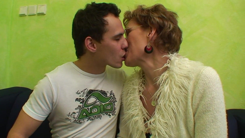 Xfucks: Dona de casa cavalgando pau mais jovem