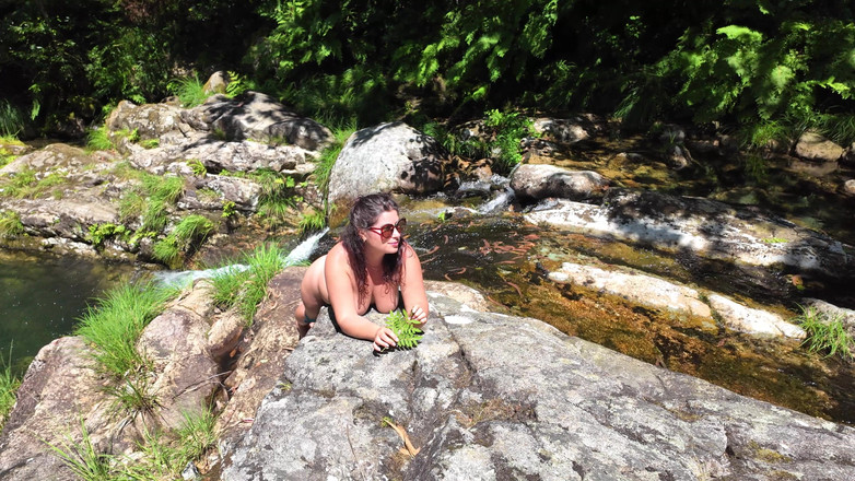 ExpressiaGirl: 森のヌーディストビーチで日光浴をする熟女