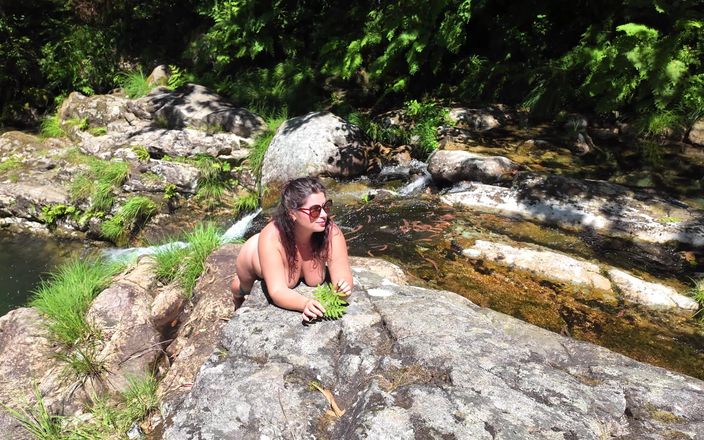 ExpressiaGirl: Une MILF se fait bronzer sur une plage nudiste dans...