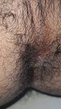 Junger sexy junge zeigt seinen harten arsch komplett nackt.
