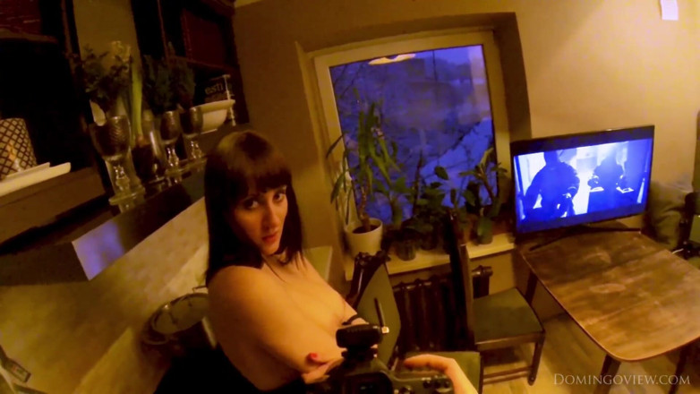 Domingo View: Selena大胸部女孩裸体写真