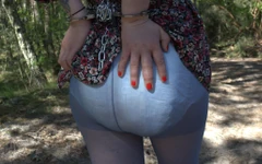 Nicole yang diantai dan diborgol lagi asik jalan-jalan di hutan pakai vibrator