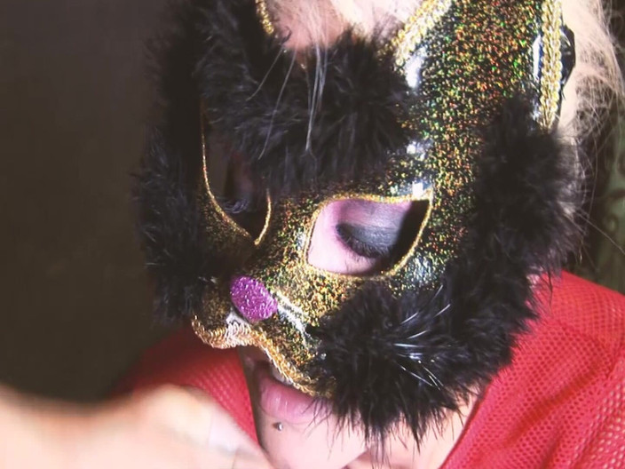 DARVASEX: Scène de chatons coquins - une blonde à forte poitrine masquée se...