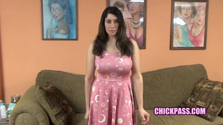 ChickPass Amateurs: Nicole Paris upada na kutasa Logana