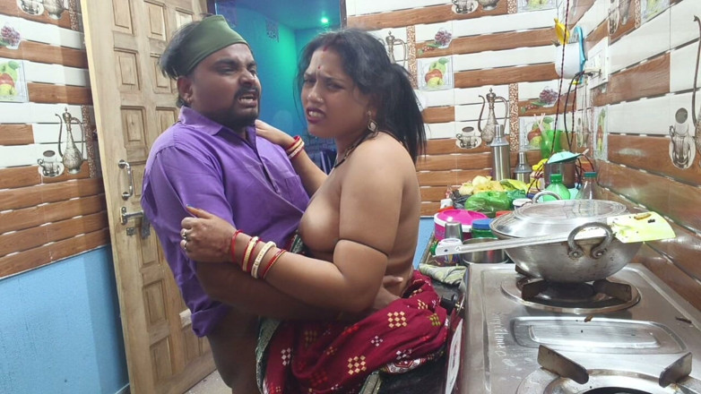 Sona bhabhi: Sexy Tamil Aunty Hot Romance and Fucking in Kitchen! Desi...