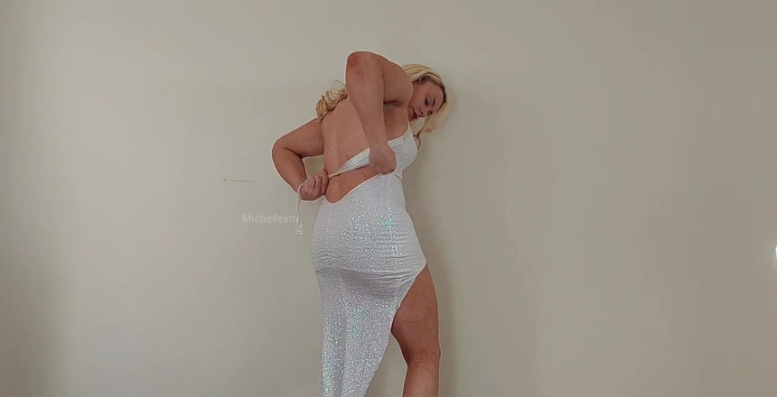 Michellexm: Mencuba pakaian penari telanjang seksi saya, sangat ketat dan seksi...