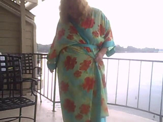 BBW nurse Vicki adventures with friends: 2 awek montel menghancurkan satu dengan kaki telanjang lain
