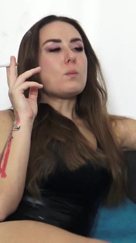 Cruel Reell's arogant fumând cu vedere la persoana 1