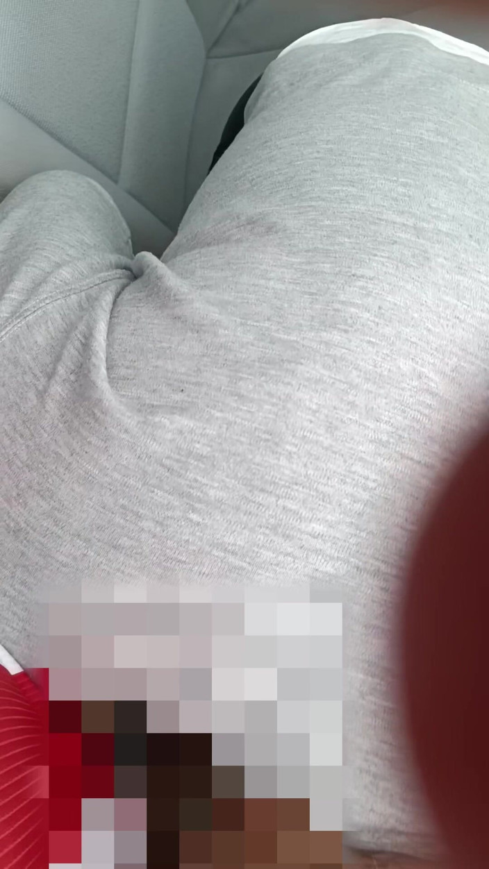 Hot couple sw: Bir geziye giderken bana mastürbasyon yapıyor ve gösteriş yapıyor
