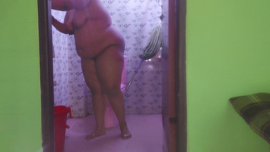 Your Boy's Cum: Apabila ibu tiri saya mandi di tandas saya tanpa pintu...