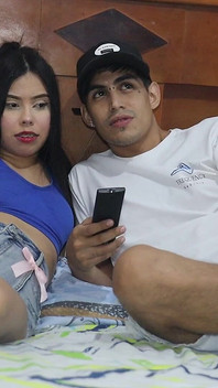 Sıcak Kolombiyalı üniversite arkadaşımla aynı yatağı paylaşıyorum ve birlikte kendimizi kaydediyoruz