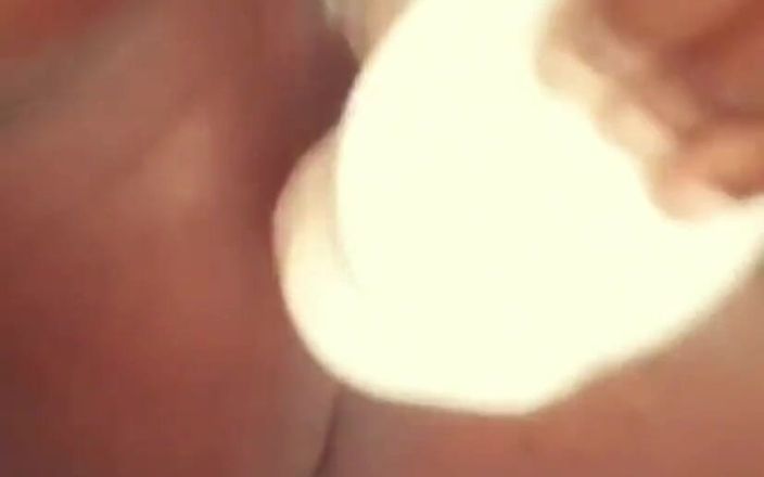 Juicy fat pussy: Masturbare solo cu negresă devenită virală