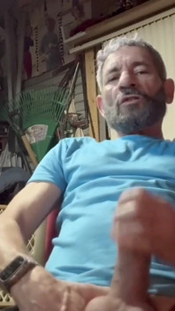 Stalionro al mancave si gode il suo cazzo