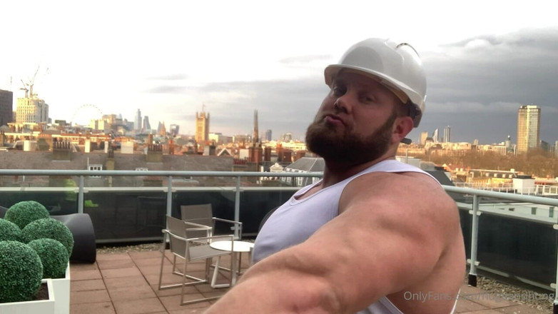 Jack stacked: Byggjärn böjer muskler böjer och mäter