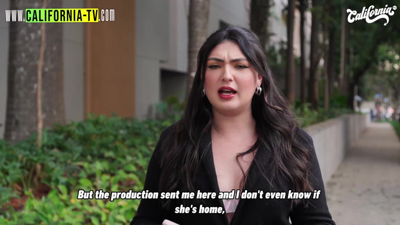 California TV: สาวผมน้ำตาลร้อนกำลังดูดหีกัน