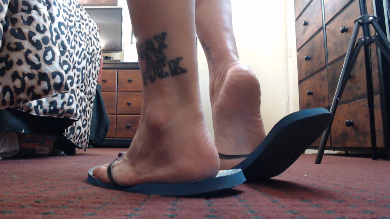 Abby Anna: Worn out flip flops walking slapping
