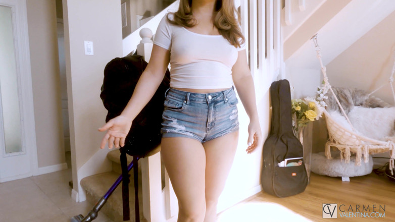 Carmen Valentina: 性感的carmen valentina的丰满胸部和精彩的第一人称视角口交！