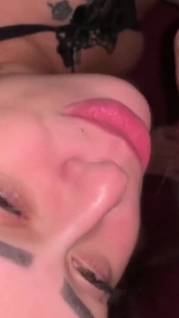 Compilado por Camila Vegas ordenhando seu pau grosso e engolindo tudo