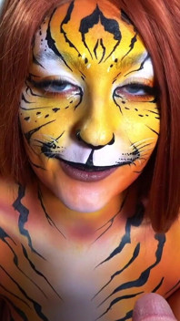 Ragazza tigre con bodypaint succhia e scopa