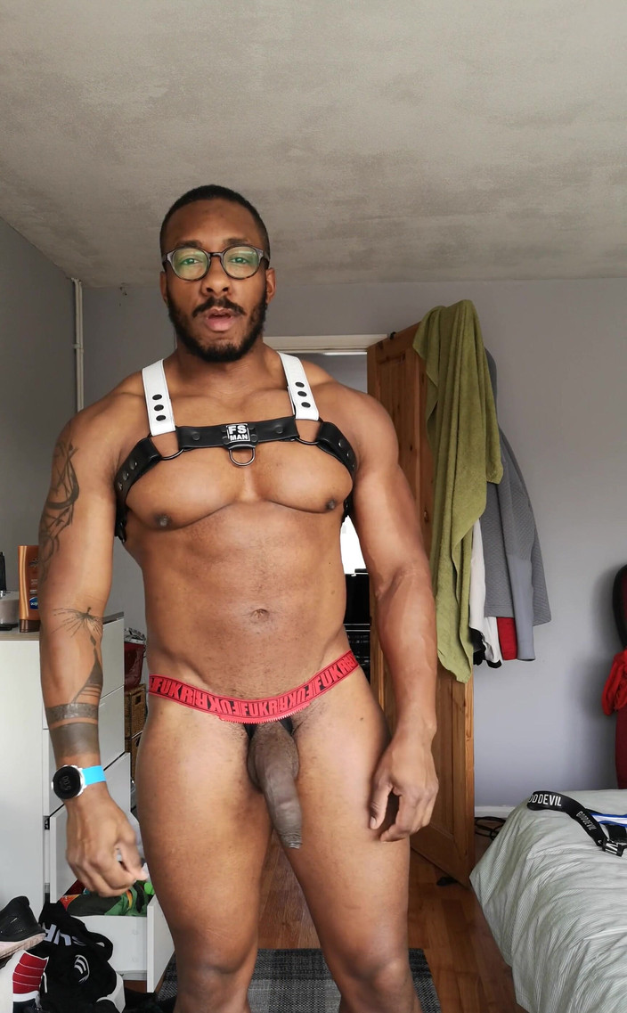 Amadeus: Що мені носити?? Гей, хлопці, обов'язково отримайте ваші квитки з мого посилання внизу допомагає мені багато. Також отримайте свій наряд від