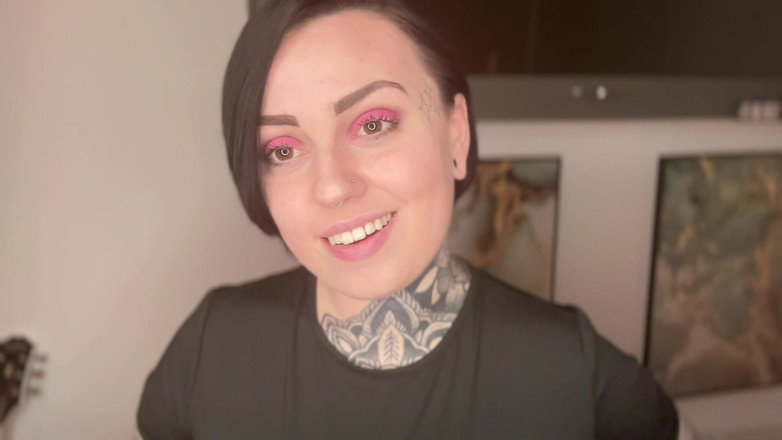 Miss Valentina: Tunjukkan celana dalammu itu padaku