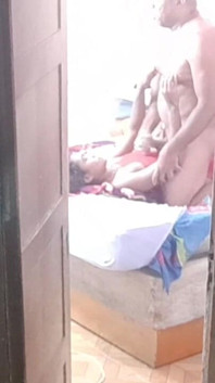 Я спіймав свою зведену сестру і вітчима за сексом і стояв біля дверей кімнати, торкаючись себе.
