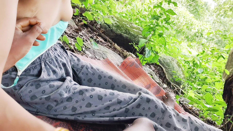 Graju1244: 대학 밖에서 섹스하는 여대생과 여대생
