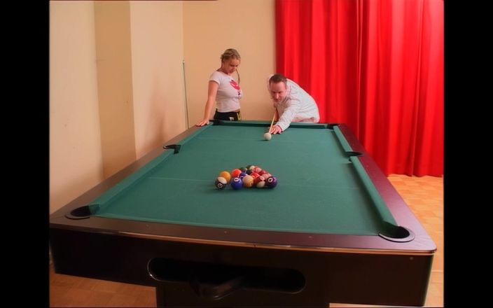 Best Amateur Sex: Молода збуджена блондинка з великими цицьками спокушає його біля басейну