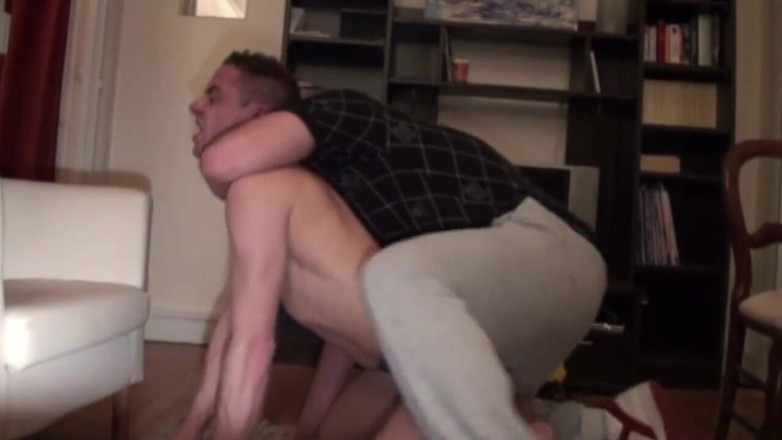Gaybareback: Folosită de un băiat scally acasă în Paris