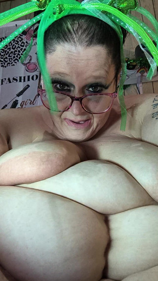 HerculesnVENUS: Babička je nepořádek, bere synovce v Její Fucknest, Je to...