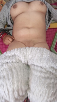 我可爱的妹妹性感的阴部看起来真美。搞砸它