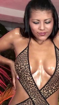 Das heiße schätzchen joana macht anal-masturbation mit riesigem dildo