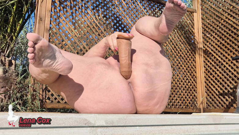Lena Cox: Chorros desnudos en la piscina