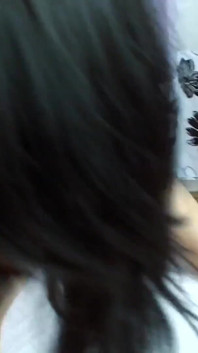 O brunetă sexy și incitantă cu pizdă umedă este grozavă la supt pula cu gura și sânii ei uriași