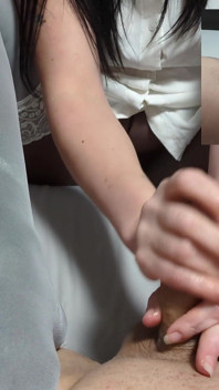 Penismassage mit Öl in sexy strümpfen und strumpfhosen