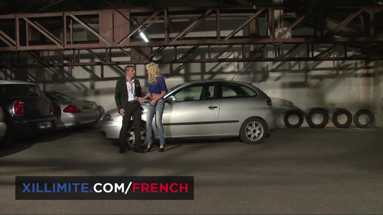 French girls at work: 주차장에서 애널 섹스를 사랑하는 화려한 금발 Kelly Pix