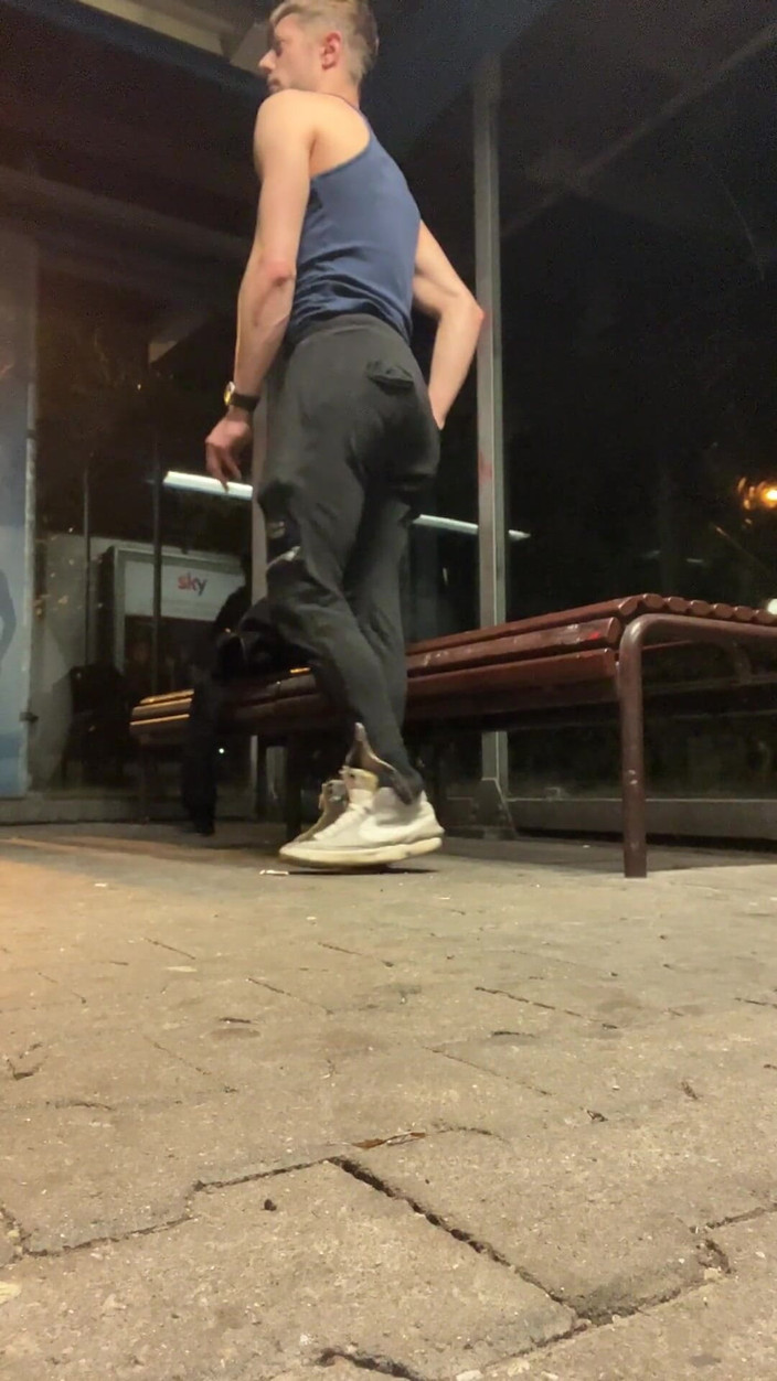 PublicExhibition: Chàng trai người Đức nam táo bạo ngoài trời