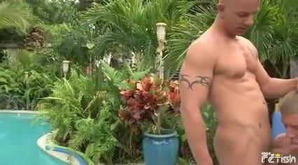 Gay Diaries: Loira cara chupa dois caras com paus grandes no leito...