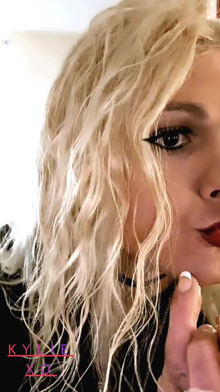 Darkfetish2k: Elle fume en attendant ta bite