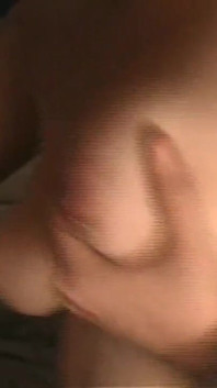 Mientras la esposa está en la tienda, su hermanastra mama marido y le deja correrse por todas sus tetas sexy