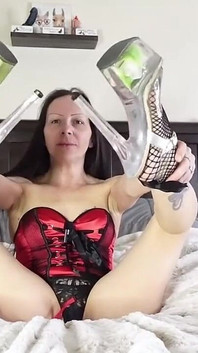 Twoja żona jest w pracy i jesteś na przerwie na lunch, chodź cieszyć się moje striptizerki obcasy, skarpetki kabaretki i dokuczanie na trochę.