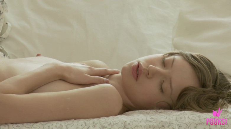 Pooksi: ¡La hermosa linda Lynn tiene un orgasmo montando su gran...