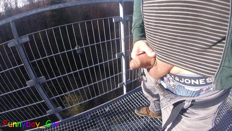 Funnyboy-Ger: Venku na velmi veřejné vyhlídkové věži u řeky pracuji na své...